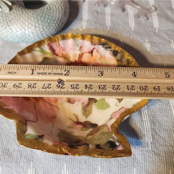 DECOUPAGE PINK FLOWERS ON A SCALLOPED SHELL - Picture 3 of 3